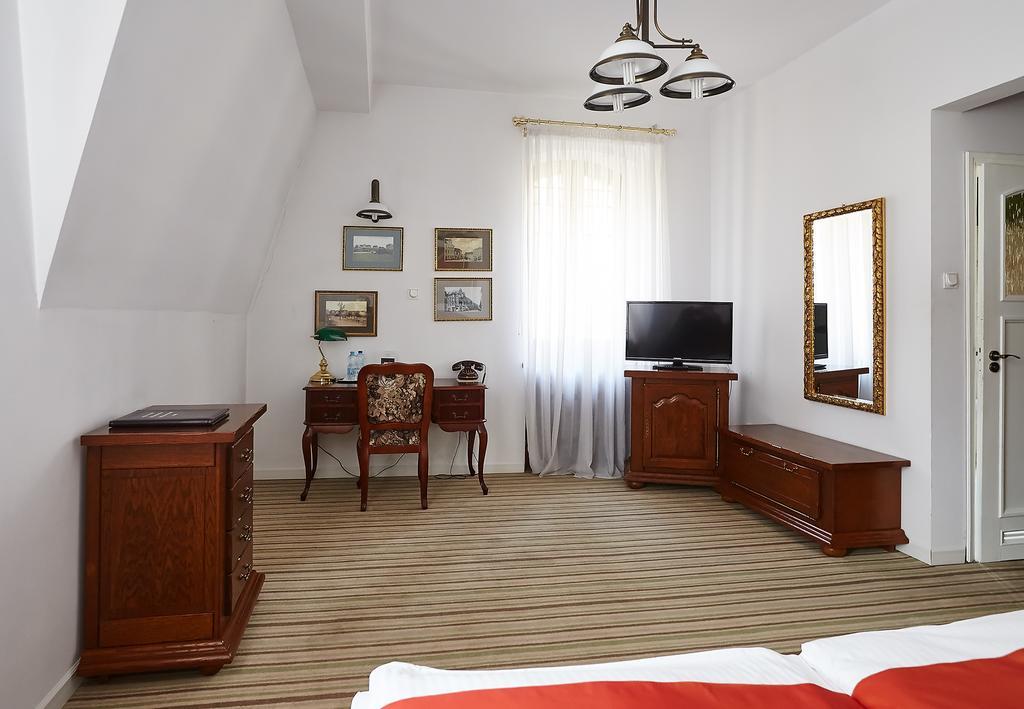 Hotel Palac W Myslecinku Быдгощ Экстерьер фото